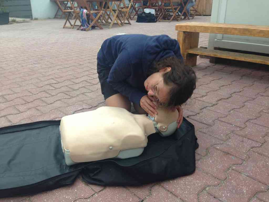 Airway control in diving first aid